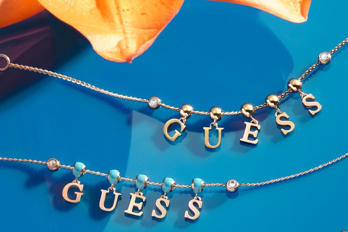 Bransoletki z logo marki Guess