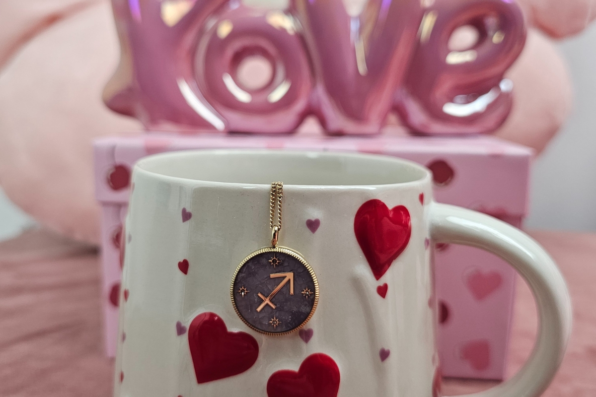 Biżuteria ze znakiem zodiaku i kamieniem